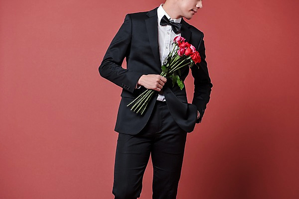 포토 JPG 스튜디오촬영 기념일 남자 꽃다발 프로포즈 실내 한명 서기 들기 정장 상반신 20대 성인 옆모습 장미 한국인 성인남자한명만 국내포토 1 옷 꽃 뷰포인트 모션 사람 동양인 이벤트 청년 내부 남자한명만 성인남자만 파일형식