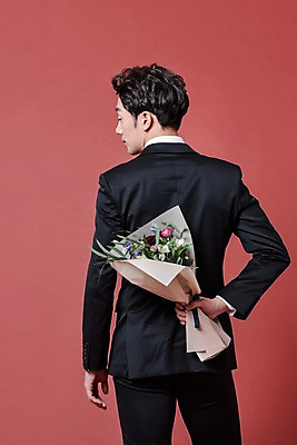 포토 JPG 스튜디오촬영 기념일 남자 꽃다발 프로포즈 실내 한명 서기 들기 정장 상반신 20대 성인 뒷모습 한국인 숨김 성인남자한명만 국내포토 1 옷 꽃 뷰포인트 컨셉 모션 사람 동양인 이벤트 청년 내부 남자한명만 성인남자만 파일형식