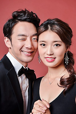 포토 JPG 스튜디오촬영 커플 드레스 여자 기념일 남자 실내 사랑 윙크 서기 웃음 정장 상반신 20대 성인 두명 앞모습 파티 한국인 고급 성인만 국내포토 옷 감정 뷰포인트 컨셉 관계 모션 표정 사람 동양인 이벤트 청년 내부 파일형식