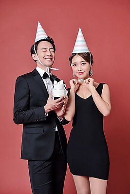 포토 JPG 스튜디오촬영 커플 드레스 여자 기념일 남자 실내 사랑 서기 웃음 들기 정장 상반신 20대 성인 두명 앞모습 파티 케이크 고깔모자 한국인 성인만 국내포토 모자_잡화 옷 감정 뷰포인트 관계 모션 디저트 표정 사람 동양인 이벤트 청년 내부 파일형식