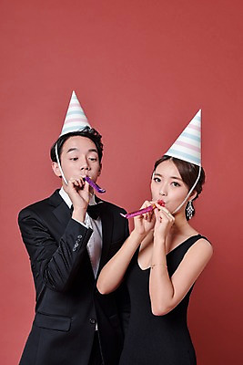 포토 JPG 스튜디오촬영 커플 드레스 여자 기념일 남자 실내 사랑 서기 웃음 정장 상반신 20대 성인 두명 앞모습 파티 고깔모자 한국인 불기 성인만 국내포토 모자_잡화 옷 감정 뷰포인트 관계 모션 표정 사람 동양인 이벤트 청년 내부 파일형식