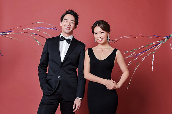 포토 JPG 스튜디오촬영 커플 드레스 여자 기념일 남자 폭죽 실내 사랑 서기 웃음 정장 상반신 20대 성인 두명 앞모습 파티 한국인 축하 성인만 국내포토 옷 감정 뷰포인트 컨셉 관계 모션 표정 사람 동양인 이벤트 청년 내부 파일형식