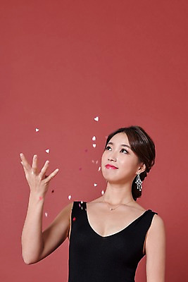 포토 JPG 스튜디오촬영 드레스 여자 기념일 실내 한명 서기 웃음 상반신 20대 성인 앞모습 파티 한국인 하트 꽃가루 성인여자한명만 국내포토 모양 1 옷 뷰포인트 모션 표정 사람 동양인 이벤트 청년 내부 가루 여자한명만 성인여자만 파일형식