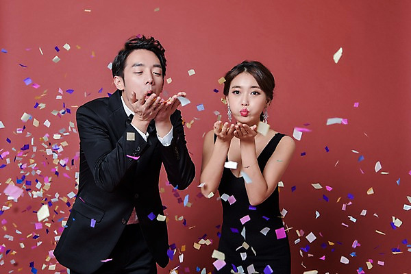 포토 JPG 스튜디오촬영 커플 드레스 여자 기념일 남자 날리기 실내 사랑 서기 정장 상반신 20대 성인 두명 앞모습 파티 한국인 불기 꽃가루 성인만 국내포토 옷 감정 뷰포인트 관계 모션 사람 동양인 이벤트 청년 내부 가루 파일형식