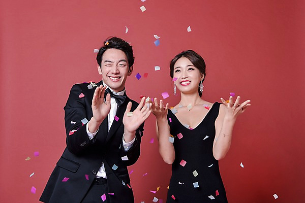 포토 JPG 스튜디오촬영 커플 드레스 여자 기념일 남자 날리기 실내 사랑 서기 웃음 정장 상반신 20대 성인 두명 앞모습 파티 한국인 꽃가루 성인만 국내포토 옷 감정 뷰포인트 관계 모션 표정 사람 동양인 이벤트 청년 내부 가루 파일형식