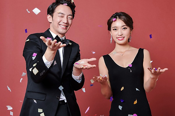 포토 JPG 스튜디오촬영 커플 드레스 여자 기념일 남자 날리기 실내 사랑 서기 웃음 정장 상반신 20대 성인 두명 앞모습 파티 한국인 꽃가루 성인만 국내포토 옷 감정 뷰포인트 관계 모션 표정 사람 동양인 이벤트 청년 내부 가루 파일형식