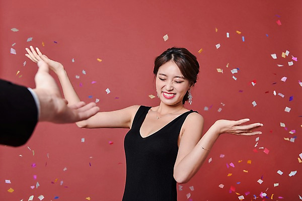 포토 JPG 스튜디오촬영 손 드레스 여자 기념일 남자 날리기 실내 사랑 서기 웃음 정장 상반신 20대 성인 두명 앞모습 신체부위 파티 한국인 꽃가루 성인만 국내포토 옷 감정 뷰포인트 모션 표정 사람 동양인 이벤트 청년 내부 가루 파일형식