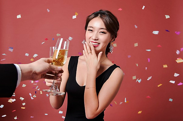 포토 JPG 스튜디오촬영 손 드레스 여자 기념일 남자 실내 사랑 서기 웃음 정장 상반신 20대 성인 두명 앞모습 신체부위 파티 한국인 고급 샴페인 건배 성인만 국내포토 옷 감정 뷰포인트 컨셉 모션 주류 표정 사람 동양인 이벤트 청년 내부 파일형식