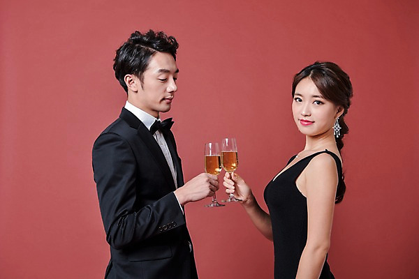 포토 JPG 스튜디오촬영 커플 드레스 여자 기념일 남자 실내 사랑 서기 웃음 정장 상반신 20대 성인 두명 옆모습 파티 한국인 고급 샴페인 건배 성인만 국내포토 옷 감정 뷰포인트 컨셉 관계 모션 주류 표정 사람 동양인 이벤트 청년 내부 파일형식