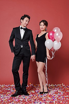 포토 JPG 스튜디오촬영 전신 커플 드레스 여자 기념일 남자 실내 사랑 서기 웃음 들기 정장 20대 성인 두명 앞모습 옆모습 파티 손잡기 한국인 꽃가루 풍선 성인만 국내포토 옷 감정 뷰포인트 관계 모션 표정 사람 동양인 이벤트 청년 내부 가루 파일형식