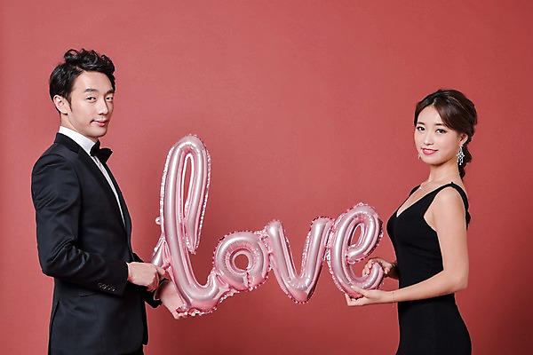 포토 JPG 스튜디오촬영 커플 드레스 여자 기념일 남자 실내 사랑 서기 웃음 들기 정장 상반신 20대 성인 두명 옆모습 파티 한국인 풍선 성인만 국내포토 옷 감정 뷰포인트 관계 모션 표정 사람 동양인 이벤트 청년 내부 파일형식