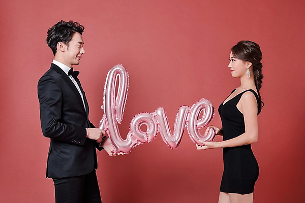 포토 JPG 스튜디오촬영 커플 드레스 여자 기념일 남자 실내 사랑 서기 웃음 들기 정장 상반신 20대 성인 두명 옆모습 파티 마주보기 한국인 풍선 성인만 국내포토 옷 감정 뷰포인트 관계 모션 표정 사람 동양인 이벤트 청년 내부 파일형식