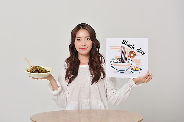 포토 JPG 스튜디오촬영 여자 기념일 탁자 실내 한명 들기 앉기 상반신 20대 성인 앞모습 팻말 한국인 짜장면 블랙데이 솔로 성인여자한명만 국내포토 1 뷰포인트 가구 모션 데이이벤트 프레임 사람 동양인 이벤트 청년 내부 중식 여자한명만 성인여자만 파일형식