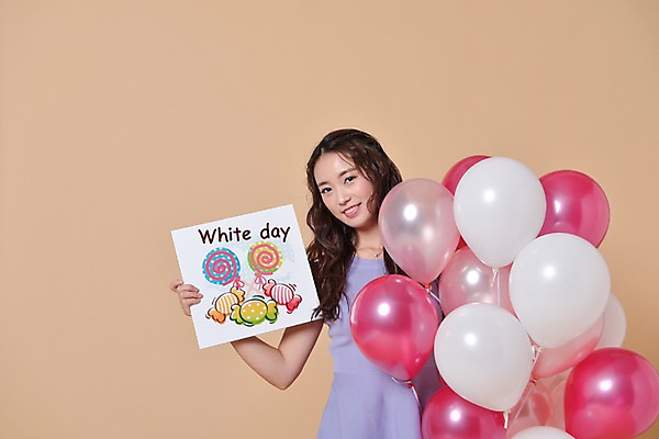 포토 JPG 스튜디오촬영 여자 기념일 화이트데이 실내 사탕 한명 서기 웃음 들기 상반신 20대 성인 앞모습 팻말 한국인 풍선 성인여자한명만 국내포토 1 뷰포인트 모션 데이이벤트 디저트 프레임 표정 사람 동양인 이벤트 청년 내부 여자한명만 성인여자만 파일형식