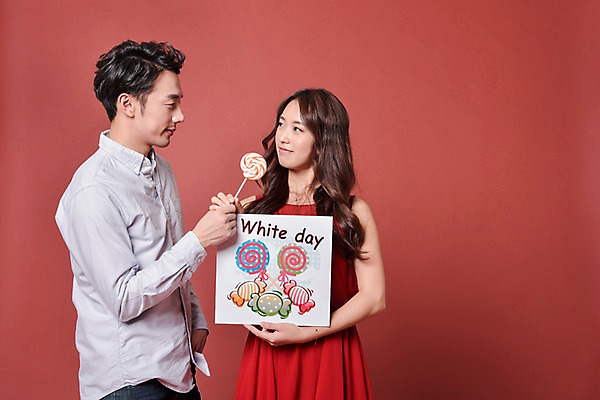 포토 JPG 스튜디오촬영 커플 여자 기념일 남자 화이트데이 실내 사탕 사랑 서기 웃음 들기 상반신 20대 성인 두명 앞모습 옆모습 팻말 한국인 성인만 국내포토 감정 뷰포인트 관계 모션 데이이벤트 디저트 프레임 표정 사람 동양인 이벤트 청년 내부 파일형식