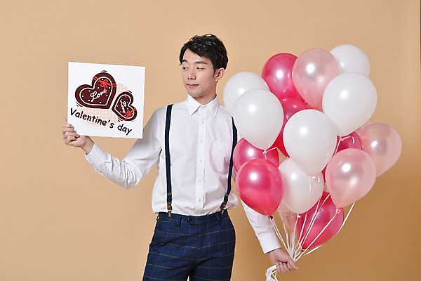 포토 JPG 스튜디오촬영 기념일 남자 실내 발렌타인데이 한명 서기 웃음 들기 상반신 20대 성인 앞모습 초콜릿 팻말 한국인 풍선 성인남자한명만 국내포토 1 뷰포인트 모션 데이이벤트 디저트 프레임 표정 사람 동양인 이벤트 청년 내부 남자한명만 성인남자만 파일형식