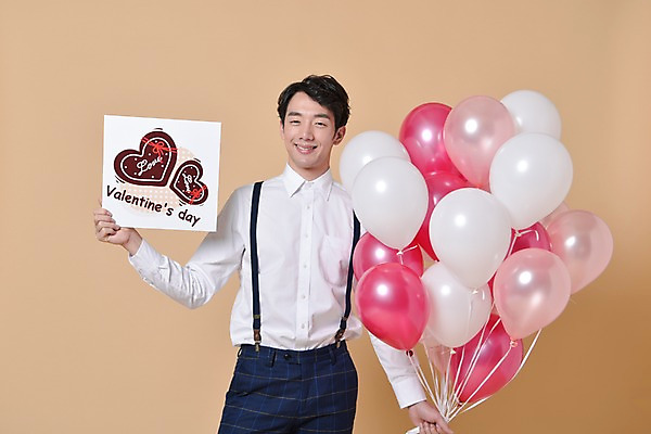 포토 JPG 스튜디오촬영 기념일 남자 실내 발렌타인데이 한명 서기 웃음 들기 상반신 20대 성인 앞모습 초콜릿 팻말 한국인 풍선 성인남자한명만 국내포토 1 뷰포인트 모션 데이이벤트 디저트 프레임 표정 사람 동양인 이벤트 청년 내부 남자한명만 성인남자만 파일형식