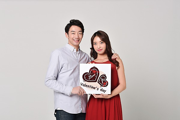 포토 JPG 스튜디오촬영 커플 여자 기념일 남자 실내 발렌타인데이 사랑 서기 웃음 들기 상반신 20대 성인 두명 앞모습 팻말 한국인 성인만 어깨에손 국내포토 감정 뷰포인트 관계 모션 데이이벤트 프레임 표정 사람 동양인 이벤트 청년 내부 파일형식