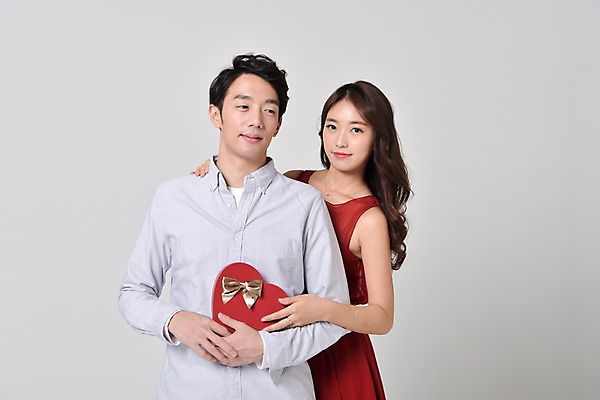 포토 JPG 스튜디오촬영 커플 여자 기념일 남자 실내 발렌타인데이 사랑 서기 웃음 들기 상반신 20대 성인 두명 앞모습 선물상자 한국인 하트 성인만 어깨에손 국내포토 모양 감정 뷰포인트 관계 모션 데이이벤트 표정 선물 사람 동양인 이벤트 청년 내부 상자 파일형식