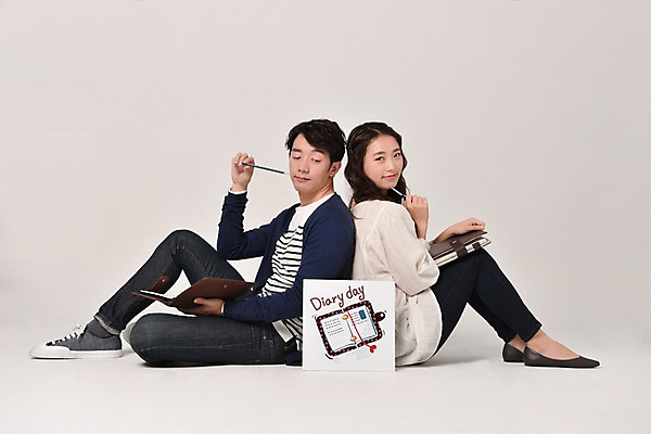 포토 JPG 스튜디오촬영 전신 커플 여자 기념일 남자 실내 사랑 웃음 들기 앉기 20대 성인 두명 옆모습 펜 다이어리 팻말 한국인 등맞대기 다이어리데이 성인만 국내포토 감정 뷰포인트 관계 모션 데이이벤트 프레임 표정 사람 동양인 이벤트 청년 내부 필기구 사무용품 파일형식