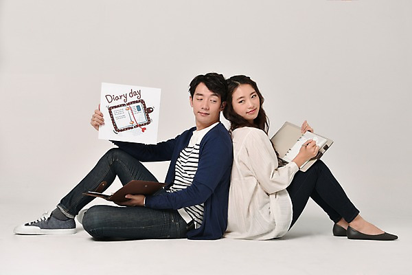 포토 JPG 스튜디오촬영 전신 커플 여자 기념일 남자 실내 사랑 웃음 들기 앉기 20대 성인 두명 옆모습 다이어리 팻말 한국인 등맞대기 다이어리데이 성인만 국내포토 감정 뷰포인트 관계 모션 데이이벤트 프레임 표정 사람 동양인 이벤트 청년 내부 사무용품 파일형식