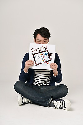 포토 JPG 스튜디오촬영 전신 기념일 남자 실내 사랑 한명 웃음 들기 앉기 20대 성인 앞모습 다이어리 팻말 한국인 다이어리데이 성인남자한명만 국내포토 1 감정 뷰포인트 모션 데이이벤트 프레임 표정 사람 동양인 이벤트 청년 내부 사무용품 남자한명만 성인남자만 파일형식