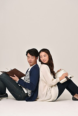 포토 JPG 스튜디오촬영 커플 여자 기념일 남자 실내 사랑 웃음 들기 앉기 상반신 20대 성인 두명 옆모습 다이어리 한국인 등맞대기 다이어리데이 성인만 국내포토 감정 뷰포인트 관계 모션 데이이벤트 표정 사람 동양인 이벤트 청년 내부 사무용품 파일형식