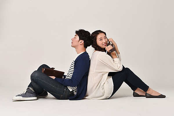 포토 JPG 스튜디오촬영 전신 커플 여자 기념일 남자 실내 사랑 웃음 들기 앉기 20대 성인 두명 옆모습 다이어리 한국인 등맞대기 다이어리데이 성인만 국내포토 감정 뷰포인트 관계 모션 데이이벤트 표정 사람 동양인 이벤트 청년 내부 사무용품 파일형식