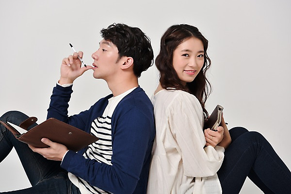 포토 JPG 스튜디오촬영 커플 여자 기념일 남자 실내 사랑 웃음 들기 앉기 상반신 20대 성인 두명 옆모습 펜 다이어리 한국인 등맞대기 다이어리데이 성인만 국내포토 감정 뷰포인트 관계 모션 데이이벤트 표정 사람 동양인 이벤트 청년 내부 필기구 사무용품 파일형식