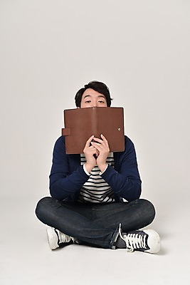 포토 JPG 스튜디오촬영 전신 기념일 남자 실내 한명 들기 앉기 20대 성인 앞모습 다이어리 한국인 얼굴가리기 다이어리데이 성인남자한명만 국내포토 1 뷰포인트 모션 데이이벤트 사람 동양인 이벤트 청년 내부 사무용품 가림 남자한명만 성인남자만 파일형식