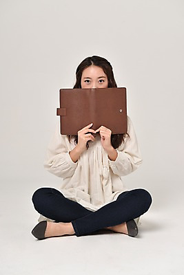 포토 JPG 스튜디오촬영 전신 여자 기념일 실내 한명 웃음 들기 앉기 20대 성인 앞모습 다이어리 한국인 얼굴가리기 다이어리데이 성인여자한명만 국내포토 1 뷰포인트 모션 데이이벤트 표정 사람 동양인 이벤트 청년 내부 사무용품 가림 여자한명만 성인여자만 파일형식