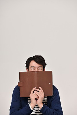 포토 JPG 스튜디오촬영 기념일 남자 실내 한명 웃음 들기 앉기 상반신 20대 성인 앞모습 다이어리 한국인 다이어리데이 성인남자한명만 국내포토 1 뷰포인트 모션 데이이벤트 표정 사람 동양인 이벤트 청년 내부 사무용품 남자한명만 성인남자만 파일형식