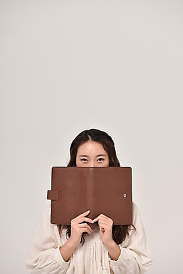 포토 JPG 스튜디오촬영 여자 기념일 실내 한명 웃음 들기 앉기 상반신 20대 성인 앞모습 다이어리 한국인 다이어리데이 성인여자한명만 국내포토 1 뷰포인트 모션 데이이벤트 표정 사람 동양인 이벤트 청년 내부 사무용품 여자한명만 성인여자만 파일형식