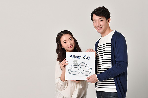 포토 JPG 스튜디오촬영 커플 여자 기념일 남자 데이이벤트 실내 사랑 서기 웃음 들기 상반신 20대 성인 두명 앞모습 팻말 한국인 커플반지 실버데이 은반지 성인만 국내포토 감정 뷰포인트 관계 모션 프레임 표정 사람 동양인 이벤트 청년 내부 반지 파일형식