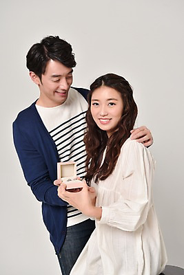 포토 JPG 스튜디오촬영 커플 여자 기념일 남자 프로포즈 데이이벤트 실내 사랑 서기 웃음 들기 앉기 상반신 20대 성인 두명 앞모습 옆모습 한국인 커플반지 실버데이 은반지 성인만 국내포토 감정 뷰포인트 관계 모션 표정 사람 동양인 이벤트 청년 내부 반지 파일형식