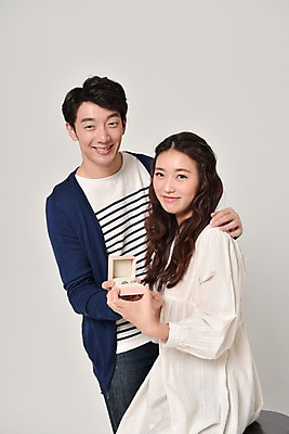 포토 JPG 스튜디오촬영 커플 여자 기념일 남자 프로포즈 데이이벤트 실내 사랑 서기 웃음 들기 앉기 상반신 20대 성인 두명 앞모습 한국인 커플반지 실버데이 은반지 성인만 국내포토 감정 뷰포인트 관계 모션 표정 사람 동양인 이벤트 청년 내부 반지 파일형식