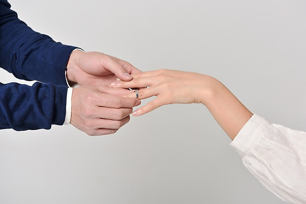 포토 JPG 스튜디오촬영 손 여자 기념일 남자 프로포즈 데이이벤트 실내 사랑 20대 성인 두명 신체부위 한국인 커플반지 끼우기 실버데이 은반지 성인만 국내포토 감정 사람 동양인 이벤트 청년 내부 반지 파일형식