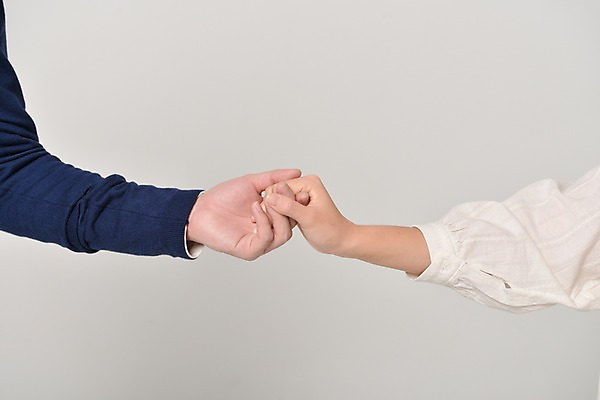 포토 JPG 스튜디오촬영 손 여자 기념일 남자 프로포즈 데이이벤트 실내 사랑 20대 성인 두명 신체부위 손잡기 한국인 커플반지 실버데이 은반지 성인만 국내포토 감정 모션 사람 동양인 이벤트 청년 내부 반지 파일형식