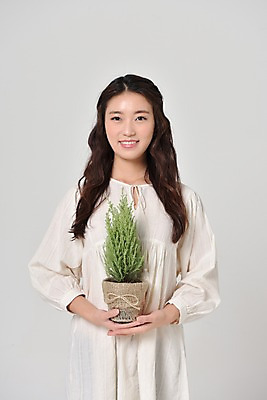 포토 JPG 스튜디오촬영 식물 여자 기념일 화분 실내 한명 서기 웃음 들기 상반신 20대 성인 앞모습 환경 한국인 그린데이 성인여자한명만 국내포토 1 뷰포인트 모션 데이이벤트 표정 사람 동양인 이벤트 청년 내부 여자한명만 성인여자만 파일형식