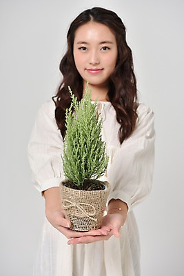 포토 JPG 스튜디오촬영 식물 여자 기념일 화분 실내 한명 서기 웃음 들기 상반신 20대 성인 앞모습 환경 한국인 주기 그린데이 성인여자한명만 국내포토 1 뷰포인트 모션 데이이벤트 표정 사람 동양인 이벤트 청년 내부 여자한명만 성인여자만 파일형식