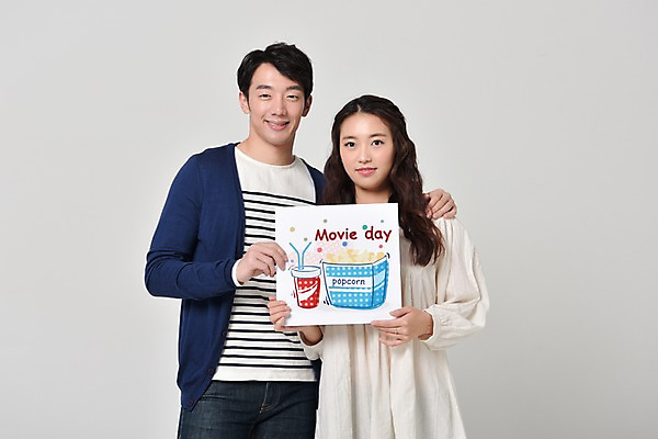 포토 JPG 스튜디오촬영 커플 여자 기념일 남자 실내 사랑 서기 웃음 들기 상반신 20대 성인 두명 앞모습 팻말 한국인 영화 팝콘 무비데이 성인만 국내포토 감정 뷰포인트 관계 모션 데이이벤트 문화예술 프레임 표정 사람 동양인 이벤트 청년 내부 파일형식