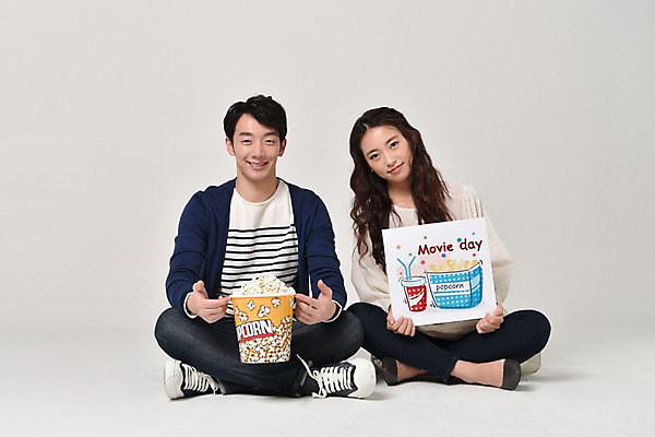 포토 JPG 스튜디오촬영 전신 커플 여자 기념일 남자 실내 사랑 웃음 들기 앉기 20대 성인 두명 앞모습 팻말 한국인 영화 팝콘 무비데이 성인만 국내포토 감정 뷰포인트 관계 모션 데이이벤트 문화예술 프레임 표정 사람 동양인 이벤트 청년 내부 파일형식