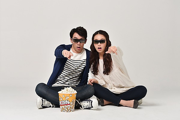 포토 JPG 스튜디오촬영 전신 커플 여자 기념일 남자 실내 사랑 앉기 20대 성인 두명 앞모습 놀람 한국인 가리킴 영화 팝콘 3D안경 무비데이 성인만 국내포토 감정 안경 뷰포인트 관계 모션 데이이벤트 문화예술 표정 사람 동양인 손짓 이벤트 청년 내부 파일형식