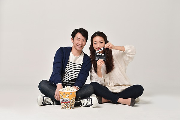 포토 JPG 스튜디오촬영 전신 커플 여자 기념일 남자 실내 사랑 웃음 앉기 20대 성인 두명 앞모습 한국인 클래퍼보드 영화 팝콘 무비데이 성인만 국내포토 감정 뷰포인트 관계 모션 데이이벤트 문화예술 표정 사람 동양인 이벤트 청년 내부 파일형식