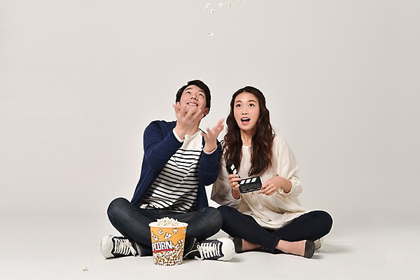 포토 JPG 스튜디오촬영 전신 커플 여자 기념일 남자 실내 사랑 웃음 앉기 20대 성인 두명 앞모습 한국인 던지기 클래퍼보드 영화 팝콘 무비데이 성인만 국내포토 감정 뷰포인트 관계 모션 데이이벤트 문화예술 표정 사람 동양인 이벤트 청년 내부 파일형식