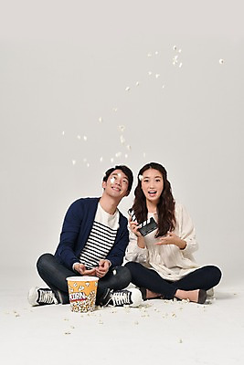 포토 JPG 스튜디오촬영 전신 커플 여자 기념일 남자 실내 사랑 웃음 앉기 20대 성인 두명 앞모습 한국인 떨어짐 클래퍼보드 영화 팝콘 무비데이 성인만 국내포토 감정 뷰포인트 컨셉 관계 모션 데이이벤트 문화예술 표정 사람 동양인 이벤트 청년 내부 파일형식