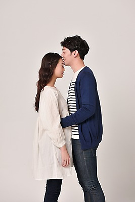 포토 JPG 스튜디오촬영 커플 여자 기념일 남자 키스 실내 사랑 서기 웃음 상반신 20대 성인 두명 옆모습 한국인 키스데이 성인만 국내포토 감정 뷰포인트 관계 모션 데이이벤트 표정 사람 동양인 이벤트 청년 내부 애정표현 파일형식