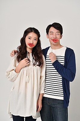 포토 JPG 스튜디오촬영 커플 여자 기념일 남자 실내 사랑 서기 웃음 들기 상반신 20대 성인 두명 앞모습 한국인 입술모양 키스데이 성인만 국내포토 모양 감정 뷰포인트 관계 모션 데이이벤트 표정 사람 동양인 이벤트 청년 내부 파일형식