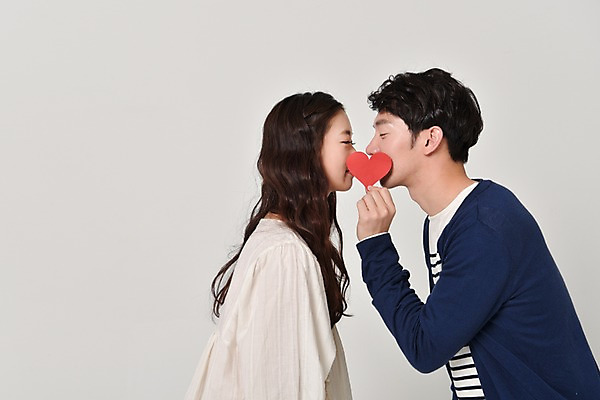 포토 JPG 스튜디오촬영 커플 여자 기념일 남자 키스 실내 사랑 서기 들기 상반신 20대 성인 두명 옆모습 한국인 하트 얼굴가리기 키스데이 성인만 국내포토 모양 감정 뷰포인트 관계 모션 데이이벤트 사람 동양인 이벤트 청년 내부 가림 애정표현 파일형식