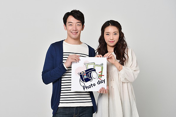 포토 JPG 스튜디오촬영 커플 여자 기념일 남자 실내 사랑 서기 웃음 들기 상반신 20대 성인 두명 앞모습 팻말 한국인 포토데이 성인만 국내포토 감정 뷰포인트 관계 모션 데이이벤트 프레임 표정 사람 동양인 이벤트 청년 내부 파일형식